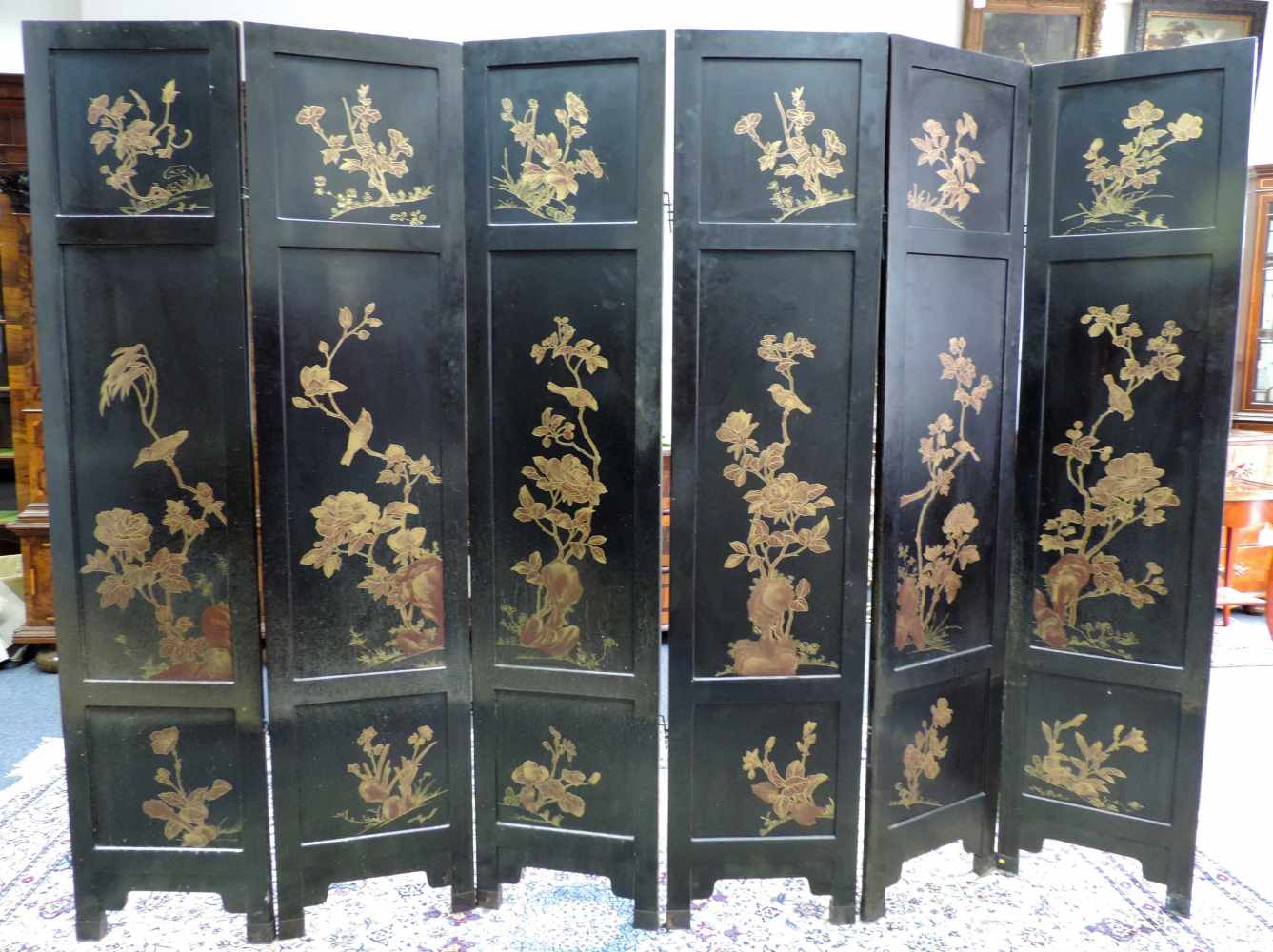 Paravent, China, um 1910. Holz. Lackverzierungen mit Elfenbein und Halbedelsteinen. 182 cm x 250 cm. - Image 2 of 8