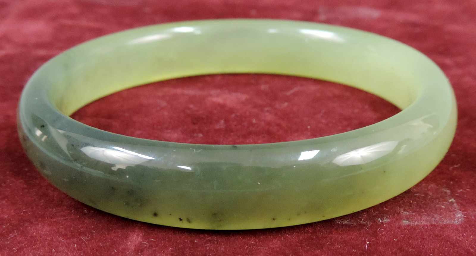 Jade Armreif. Innendurchmesser 62 mm. Außendurchmesser 78 mm. 40,6 Gramm. Jade bracelet. Internal - Image 2 of 4