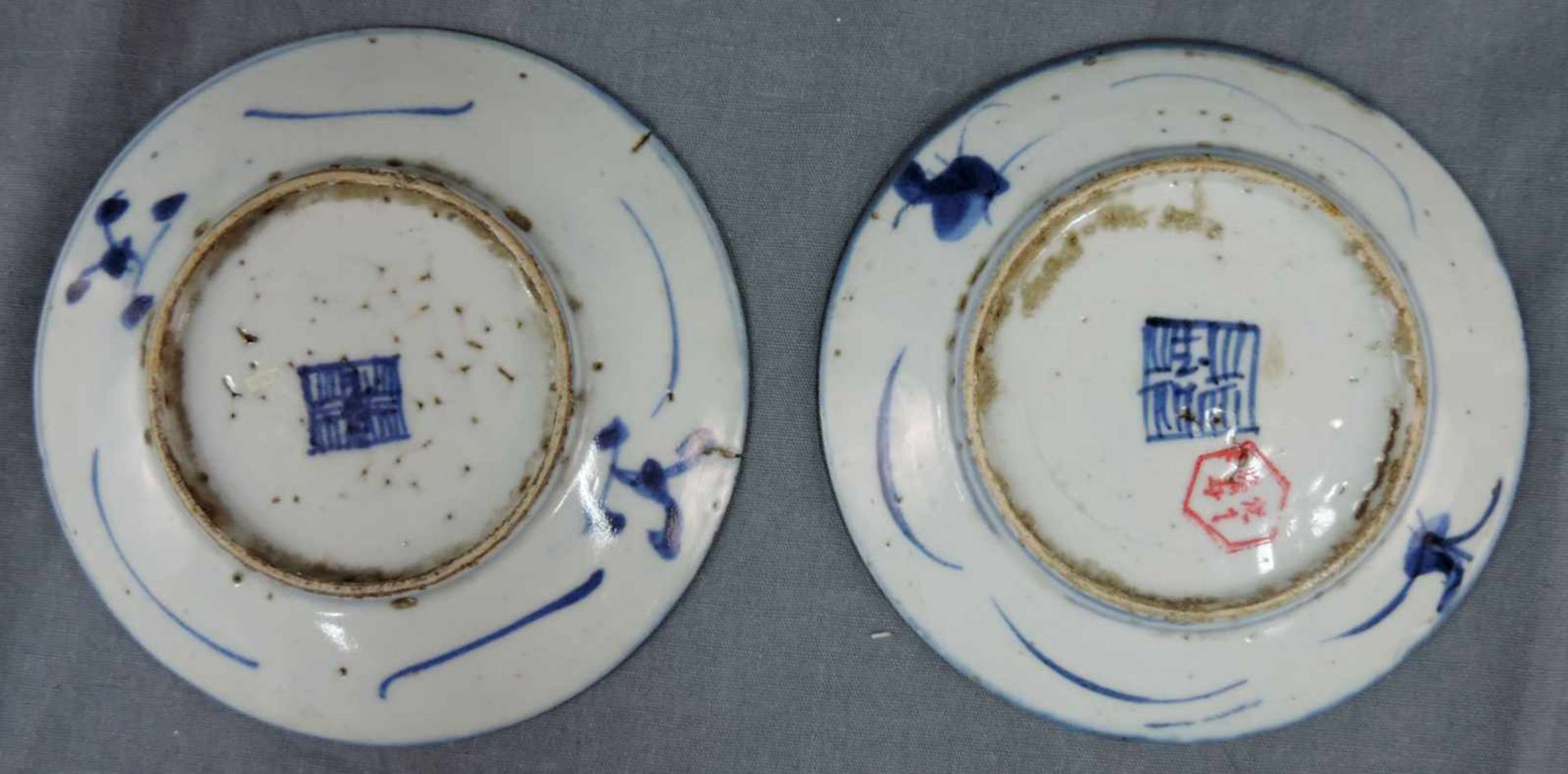 2 Teller China. Blau - Weiß Porzellan, Qing Dynastie. Durchmesser bis 14 cm. 2 plates, China. Blue - - Image 3 of 3