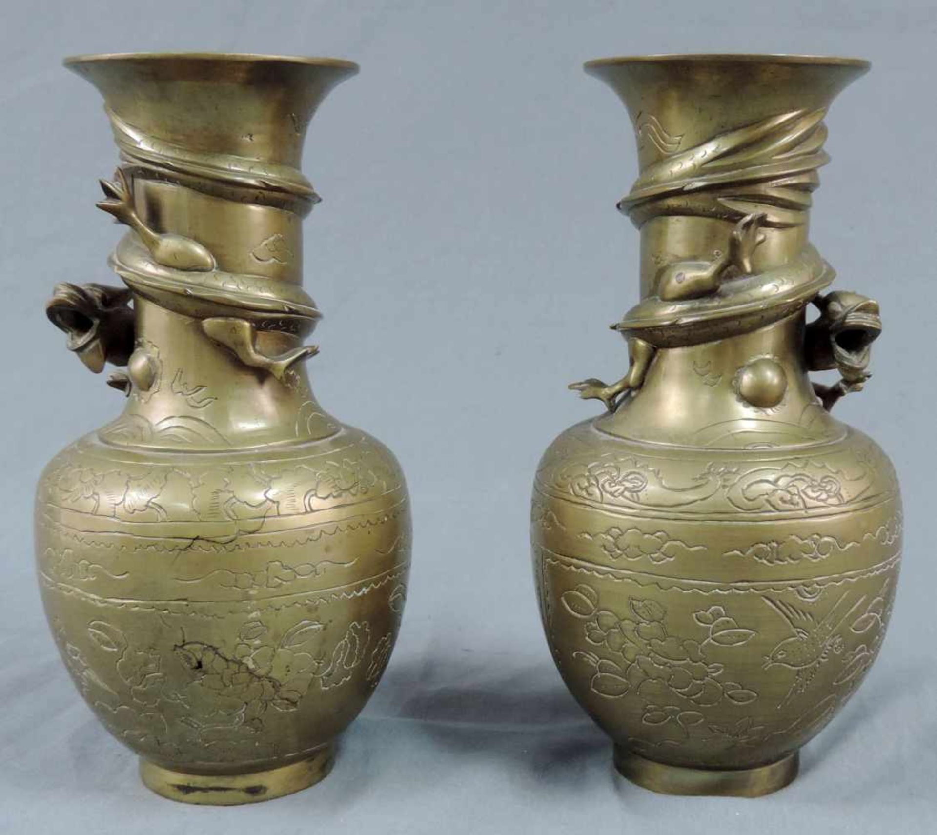 Zwei Messing / Bronze Vasen mit Drachen. China / Japan / Korea. 26 cm hoch. Two brass / bronze vases - Bild 3 aus 9