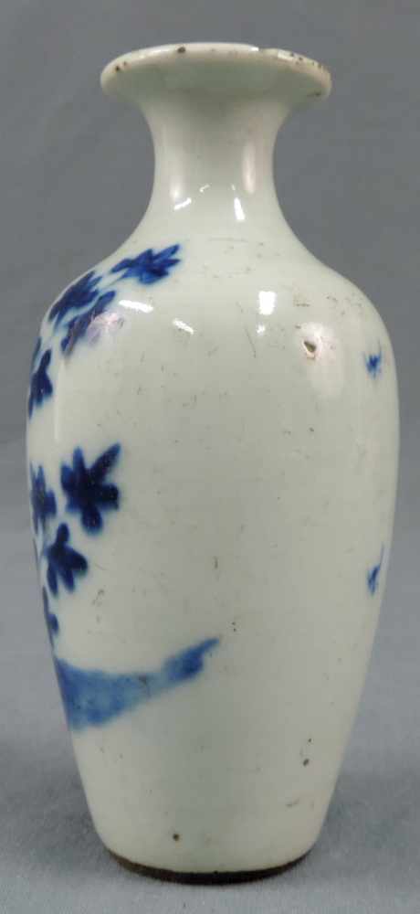 Vase China. Blau - Weiß Porzellan. Qing Dynastie. 15 cm hoch. Vase China. Blue and white - Image 3 of 6