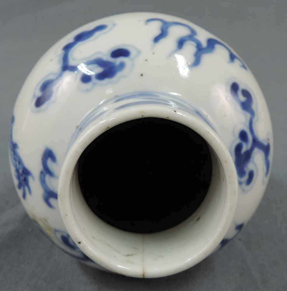 Vase China. Blau - Weiß Porzellan. Mit imperialen Drachen, 4 Klauen. Kangxi Nian Zhi Marke. Qing - Image 6 of 7