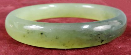 Jade Armreif. Innendurchmesser 62 mm. Außendurchmesser 78 mm. 40,6 Gramm. Jade bracelet. Internal