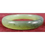 Jade Armreif. Innendurchmesser 62 mm. Außendurchmesser 78 mm. 40,6 Gramm. Jade bracelet. Internal