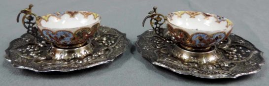 Ein paar türkische Mokkatassen, Porzellan. Passende Untertassen Silber 900. Durchmesser der