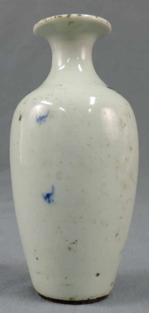 Vase China. Blau - Weiß Porzellan. Qing Dynastie. 15 cm hoch. Vase China. Blue and white - Image 2 of 6