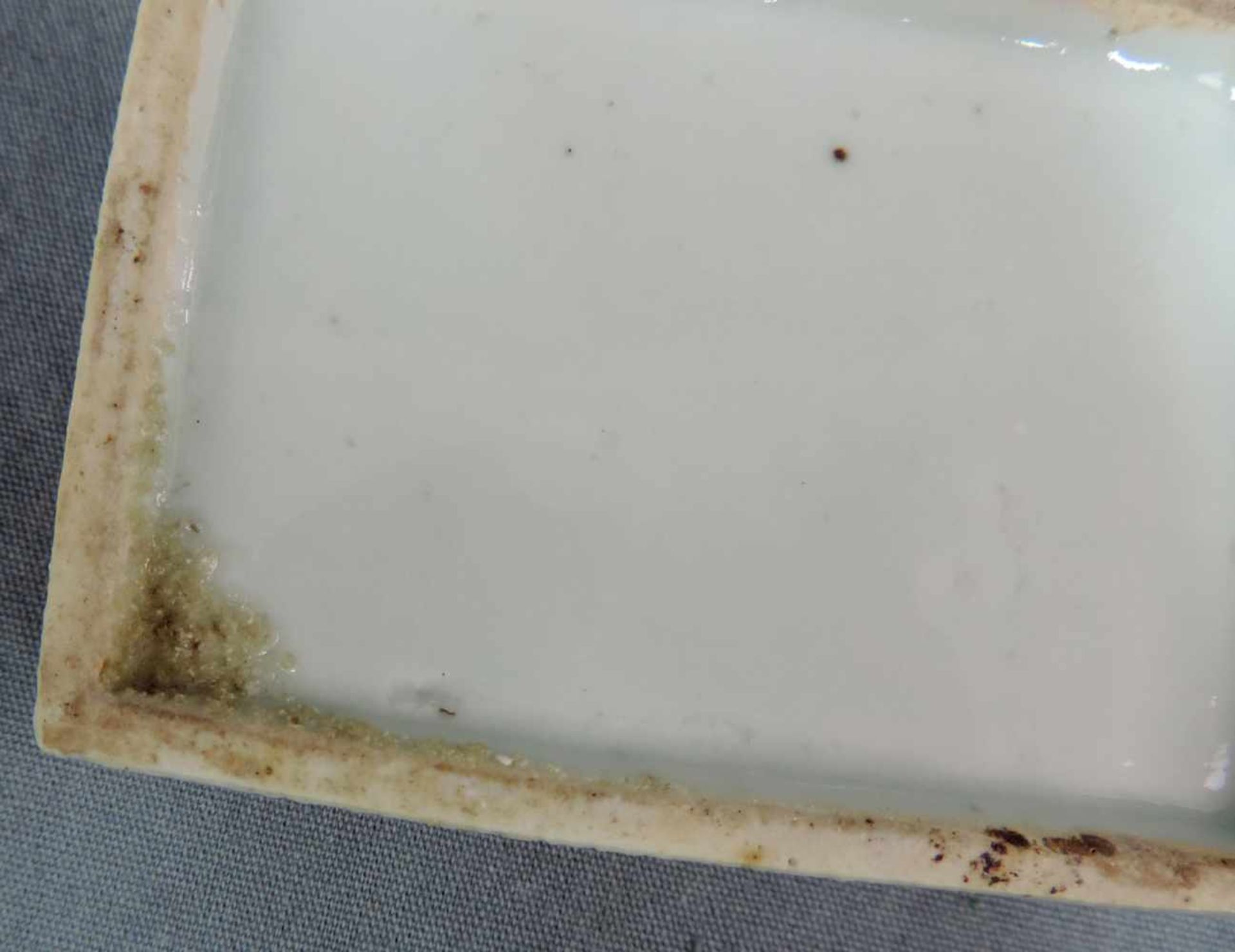 Deckeldose und zwei Teller, China, alt. Qing. Blau - Weiß. Bis 15 cm. Porzellan. Box with lid and - Image 9 of 9