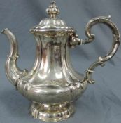 Barock Kaffeekanne aus der Zeit. 18. Jahrhundert. Silber 13 Lot. 24 cm hoch. 580 Gramm