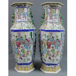Vasenpaar mit Gerichtsmotiv, China. Bis 60,5 cm hoch. Pair of vases with court motif, China. Up to