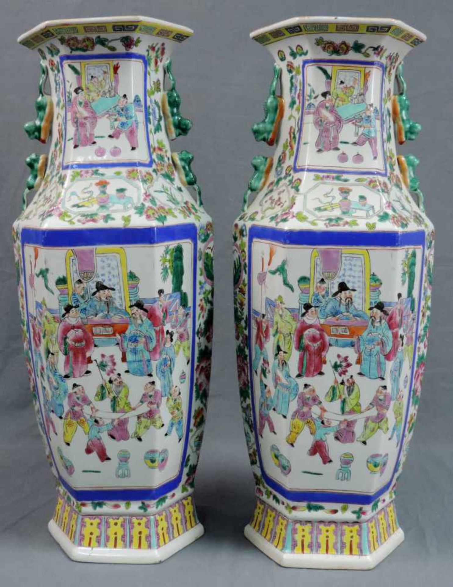 Vasenpaar mit Gerichtsmotiv, China. Bis 60,5 cm hoch. Pair of vases with court motif, China. Up to