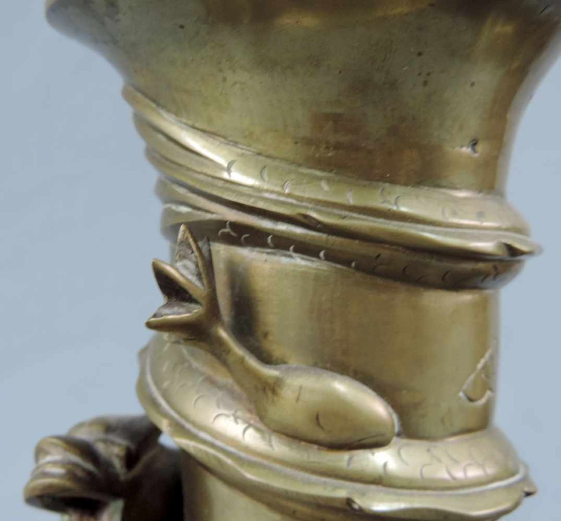Zwei Messing / Bronze Vasen mit Drachen. China / Japan / Korea. 26 cm hoch. Two brass / bronze vases - Bild 7 aus 9