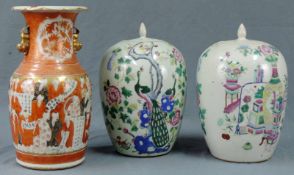 Zwei Vasen mit Deckel und eine größere Vase, China, alt. Die Deckelvasen 35 cm hoch. Porzellan.