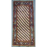 Gendje Teppich, Kaukasus, antik um 1870. 256 cm x 120 cm. Handgeknüpft. Wolle auf Wolle.