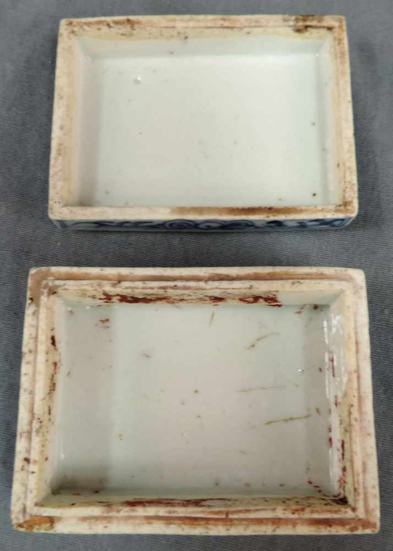 Deckeldose und zwei Teller, China, alt. Qing. Blau - Weiß. Bis 15 cm. Porzellan. Box with lid and - Image 7 of 9