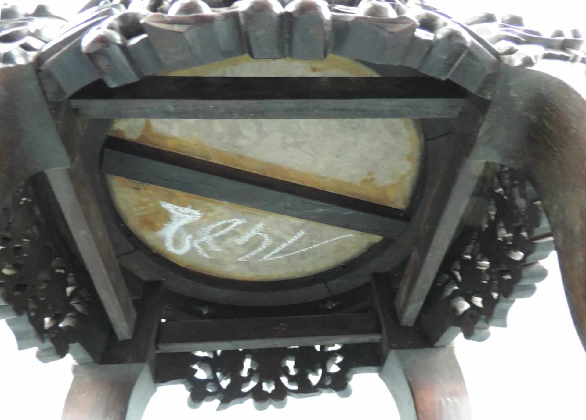 Beistelltisch China, Hartholz geschnitzt mit Marmorplatte. 46 cm hoch, 50 cm Durchmesser. Side table - Bild 6 aus 6