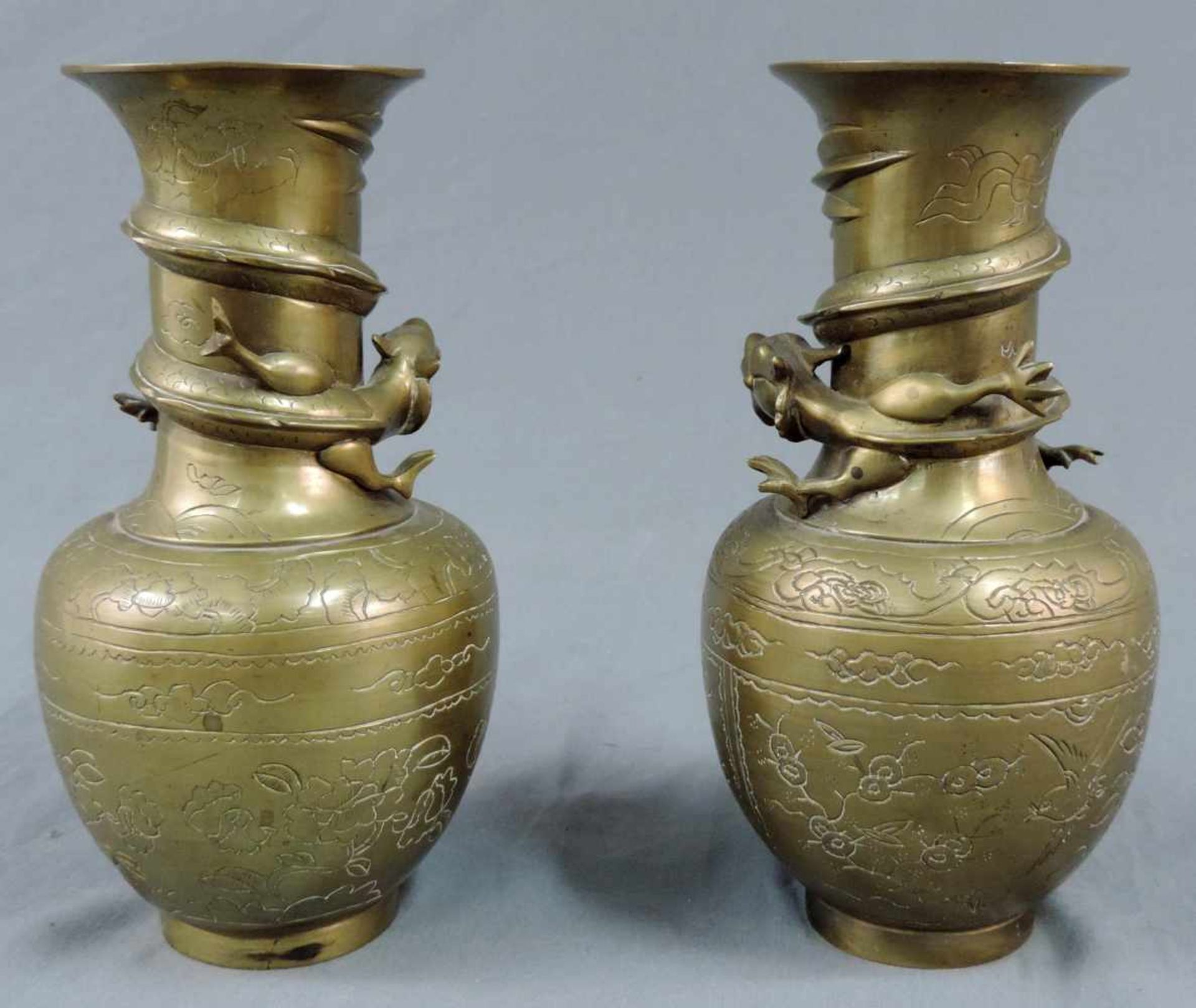 Zwei Messing / Bronze Vasen mit Drachen. China / Japan / Korea. 26 cm hoch. Two brass / bronze vases - Bild 2 aus 9