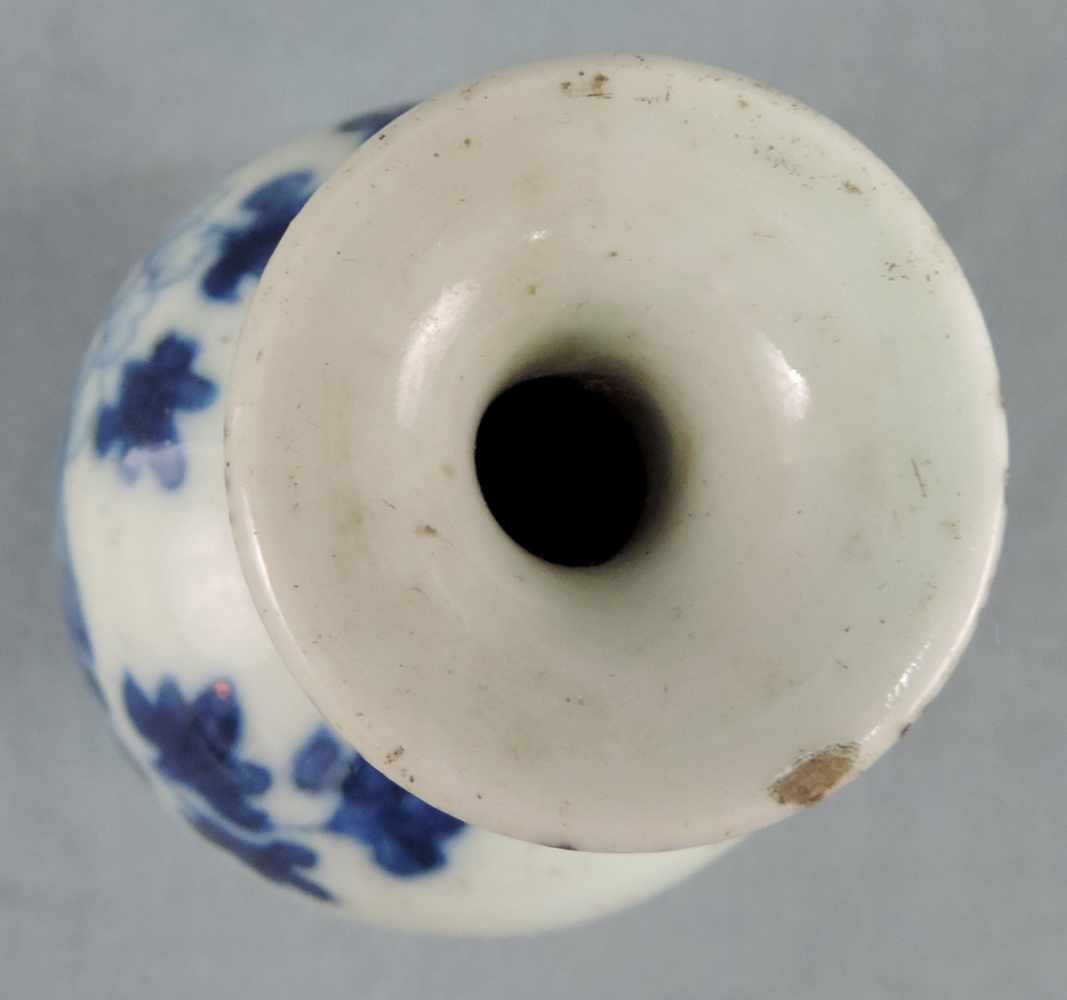 Vase China. Blau - Weiß Porzellan. Qing Dynastie. 15 cm hoch. Vase China. Blue and white - Image 4 of 6
