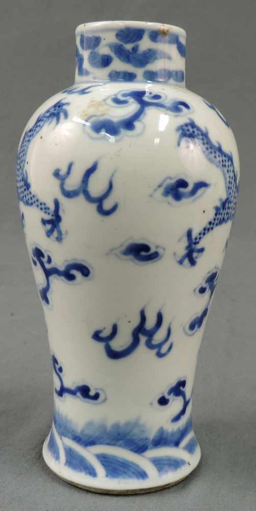 Vase China. Blau - Weiß Porzellan. Mit imperialen Drachen, 4 Klauen. Kangxi Nian Zhi Marke. Qing - Image 4 of 7