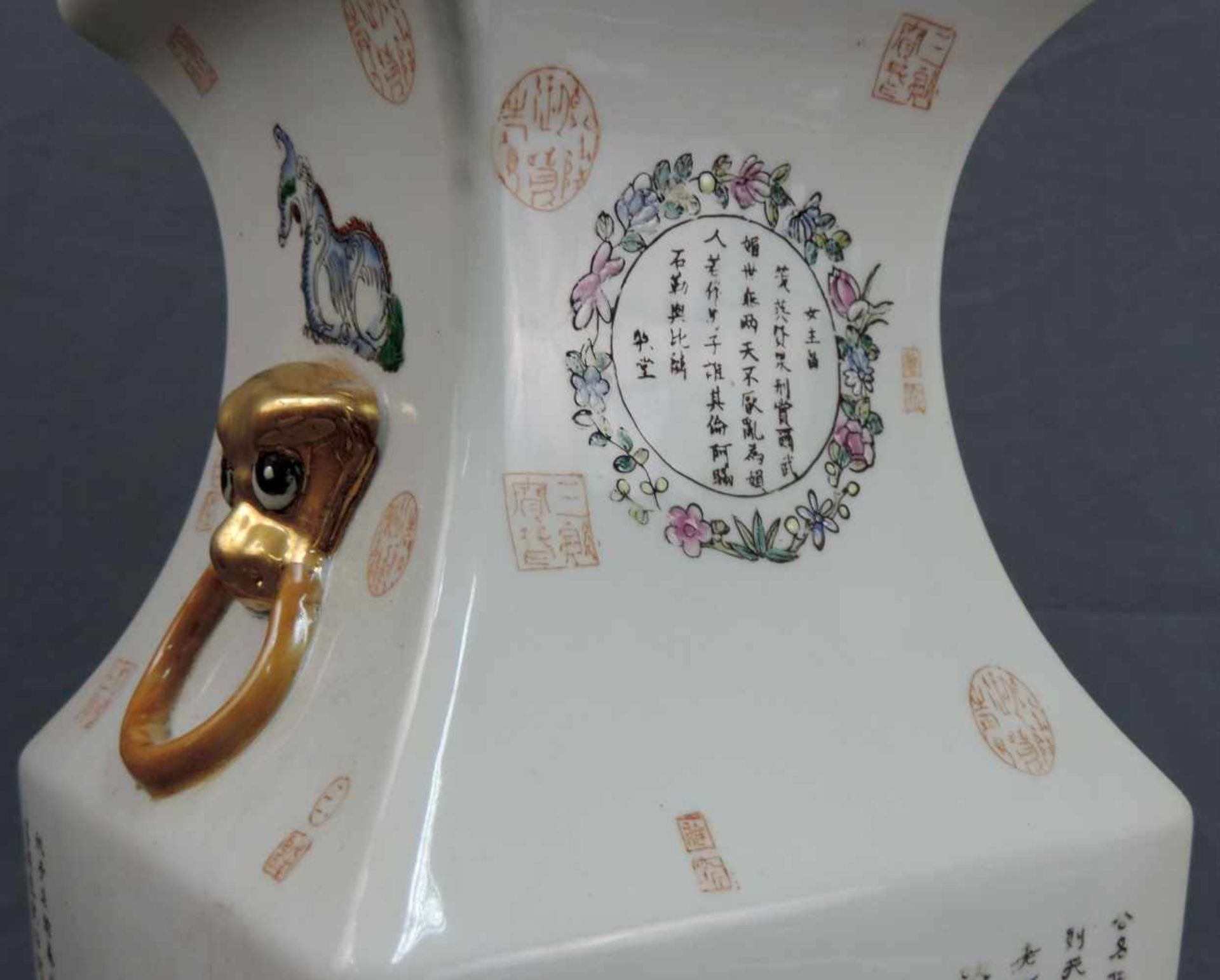 Vase China. Da Qing Qianlong Nian Zhi- Marke. 20. Jahrhundert. 48,5 cm hoch. Vase China. Da Qing - Image 4 of 7