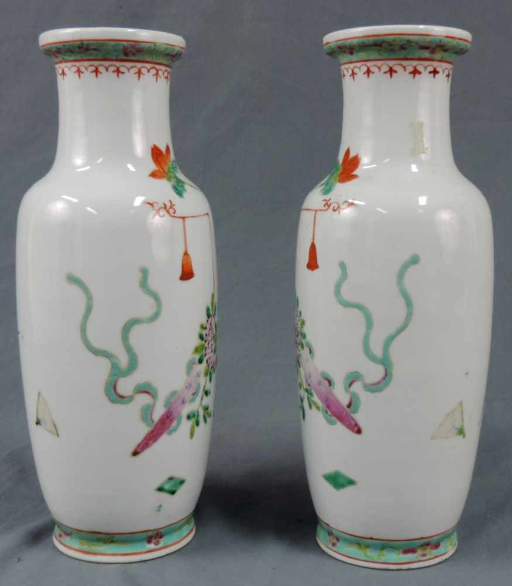 Vasenpaar, China, 20. Jahrhundert. Qianlong Nian Zhi Marke. 33 cm hoch. Porzellan. Pair of Vases, - Bild 3 aus 6