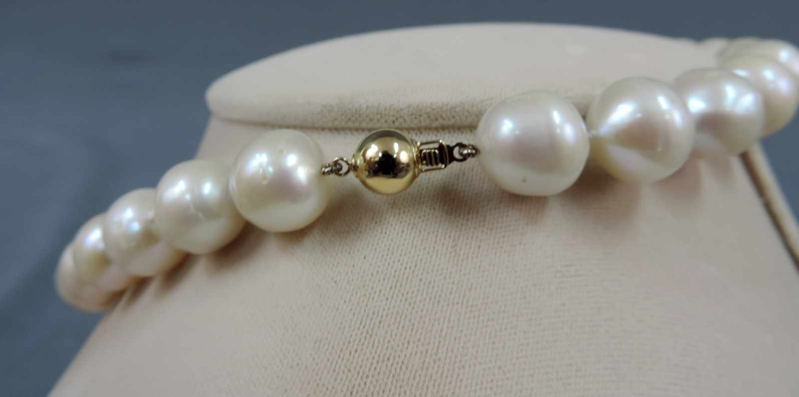 Zuchtperlenkette. Schließe Gold 14 Karat. Perlen bis 13 mm Durchmesser. Pearl necklace. Clasp Gold - Image 2 of 3