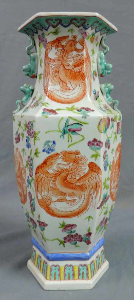 Vase mit Drachen - Phönix - Motiven, China. 44 cm hoch. Vase with Dragon - Phoenix - Designs, China.