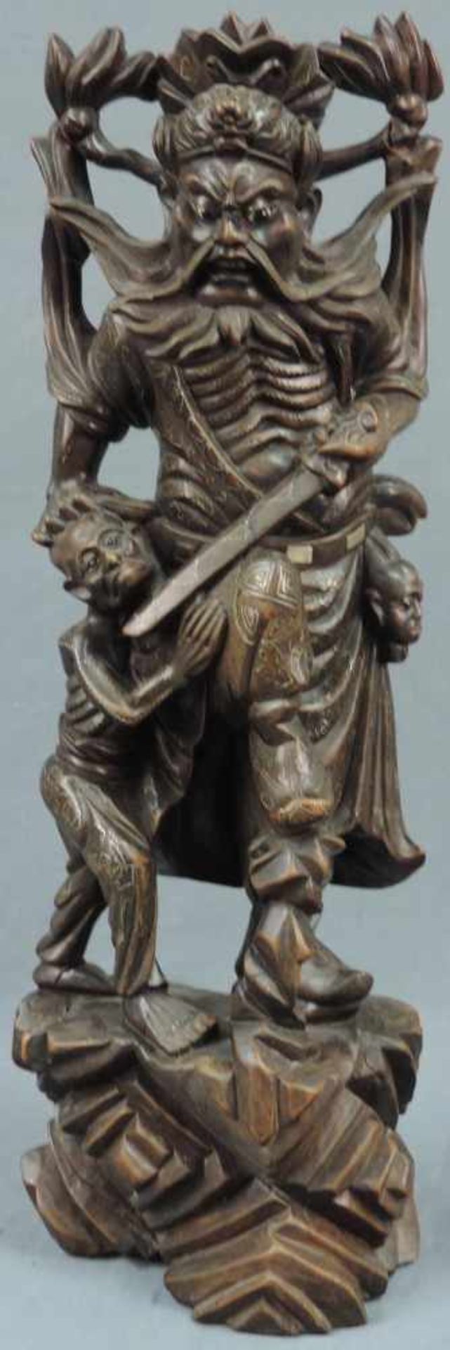 Skulptur. Holz mit Silbereinlagen, China, alt. 51 cm hoch. Wohl Kuan Kung, der chinesische Gott