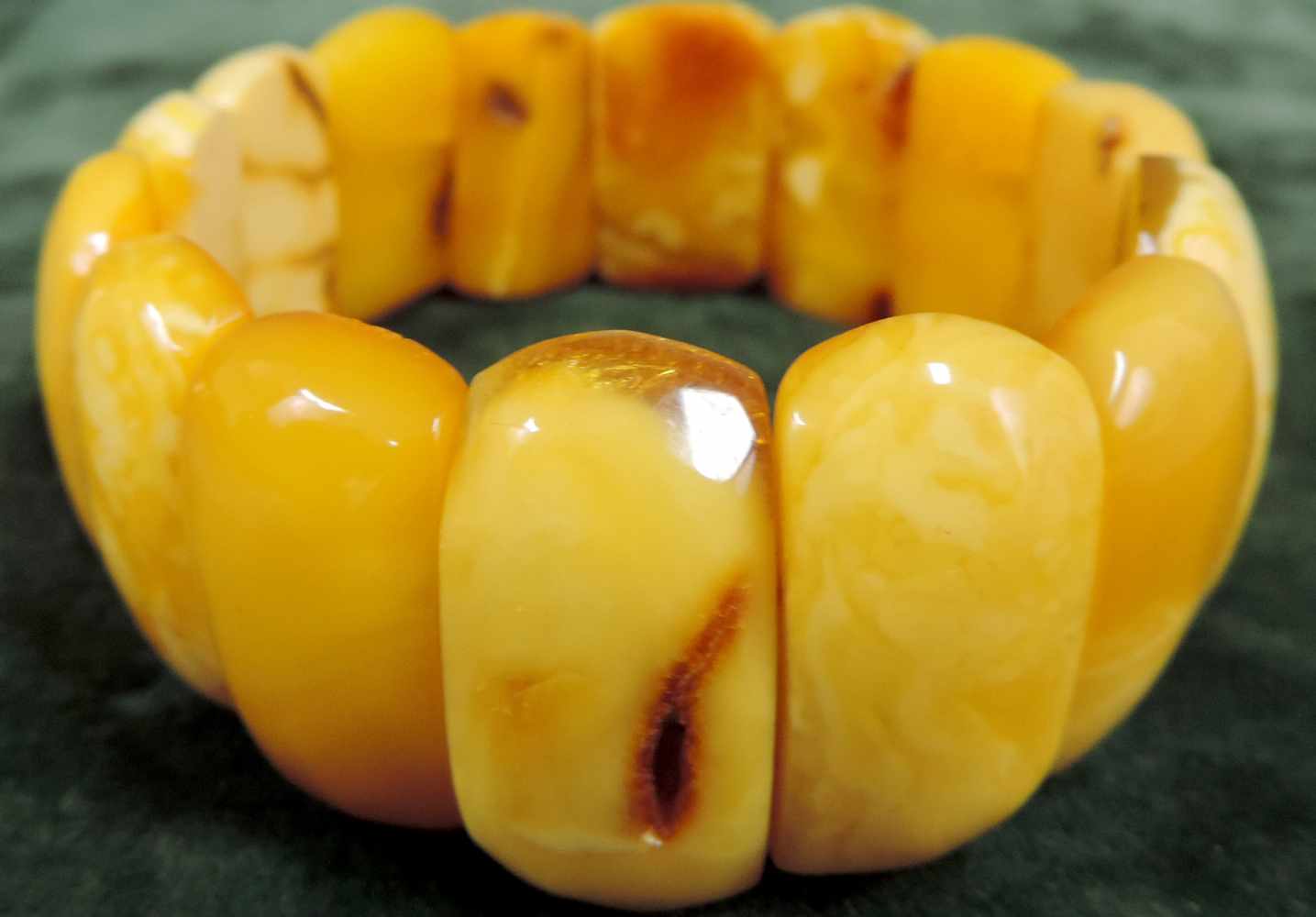 Armband. Bernstein unbehandelt. Opaque. Bis 29 mm. 30 Gramm. Bracelet. Amber untreated. Opaque. Up