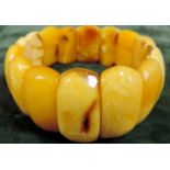 Armband. Bernstein unbehandelt. Opaque. Bis 29 mm. 30 Gramm. Bracelet. Amber untreated. Opaque. Up