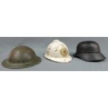 3 Stahlhelme. Deutschland, England und Peru. 3 steel helmets. Germany, UK and Peru.