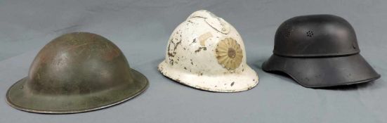 3 Stahlhelme. Deutschland, England und Peru. 3 steel helmets. Germany, UK and Peru.
