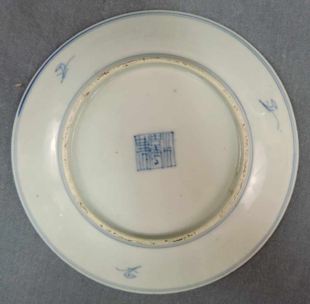 Deckeldose und zwei Teller, China, alt. Qing. Blau - Weiß. Bis 15 cm. Porzellan. Box with lid and - Image 3 of 9