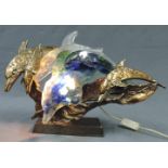 Delphin Lampe. Bronze vergoldet und Murano Glas. Italien um 1960. 32 cm x 50 cm x 15 cm. Dolphin