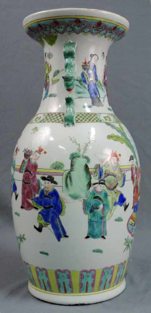 Vase mit Kaiserhof- Motiven, China. 46 cm hoch. Vase with emperor court motifs, China. 46 cm high. - Image 4 of 6