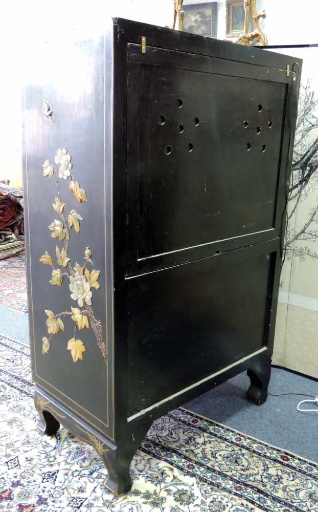 Barschrank, China um 1920. Verzierungen mit Halbedelsteinen. 145 cm x 90 cm x 51 cm. Bar cabinet. - Image 5 of 5