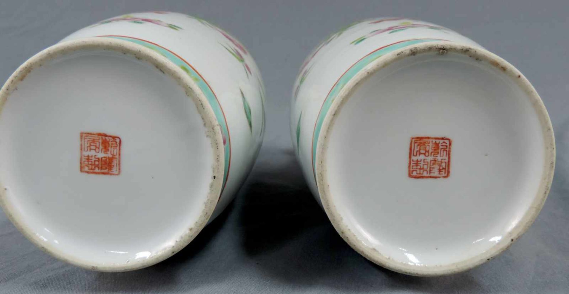 Vasenpaar, China, 20. Jahrhundert. Qianlong Nian Zhi Marke. 33 cm hoch. Porzellan. Pair of Vases, - Bild 6 aus 6