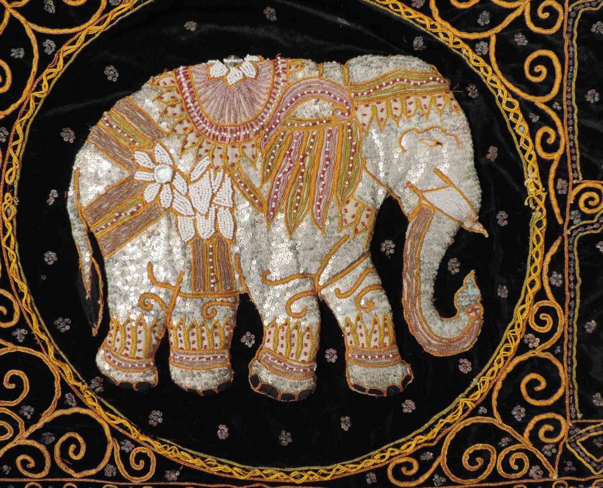 Erhöhte Bildstickerei mit Elefant. Bali. 71 cm x 125 cm. Pictorial embroidery with elephant. Bali. - Bild 3 aus 4