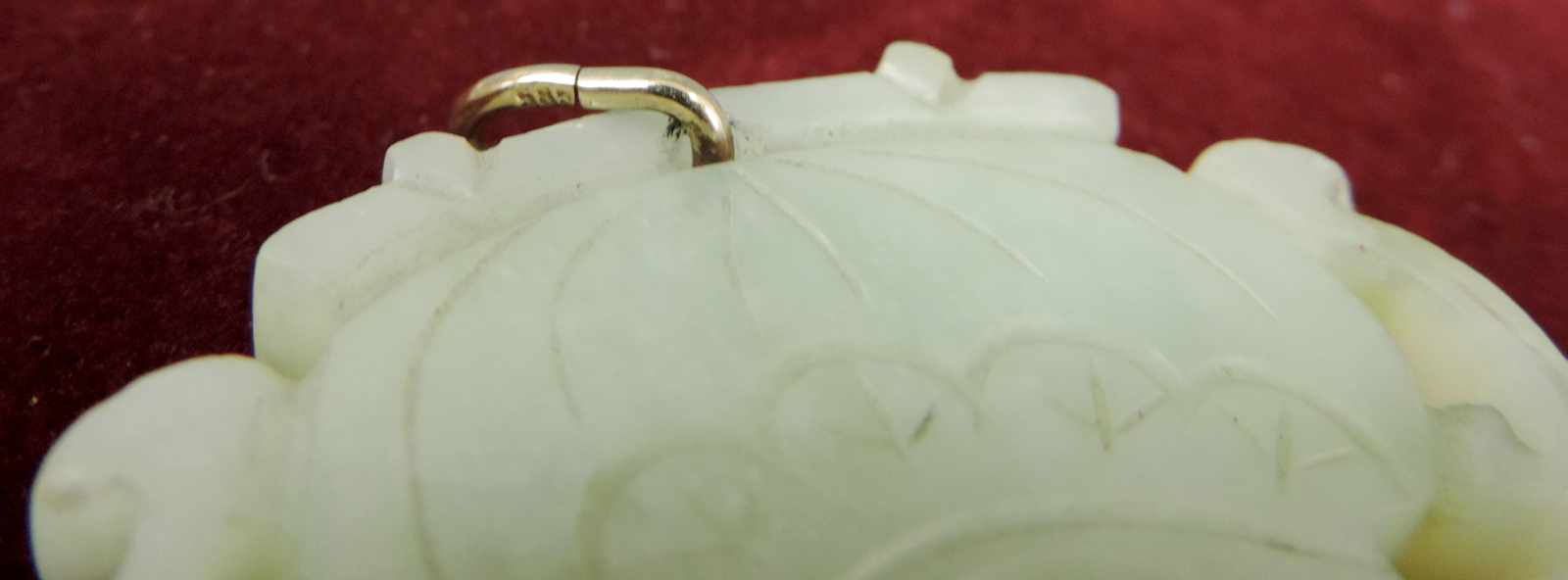 Jadeanhänger mit Gold- Öse, 585. China wohl Republik. 33,6 Gramm Gesamtgewicht. 61,9 mm x 59,8 mm - Image 3 of 3