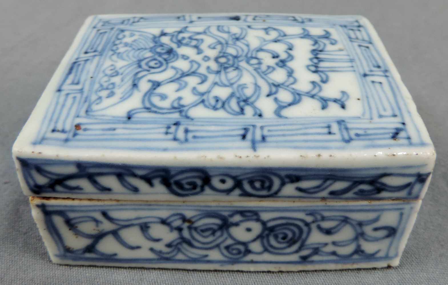 Deckeldose und zwei Teller, China, alt. Qing. Blau - Weiß. Bis 15 cm. Porzellan. Box with lid and - Image 6 of 9