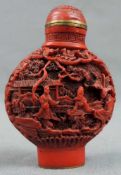 Schnupftabakfläschchen, Rotlack, China, alt. 7,5 cm. Löffel, wohl aus Bein. Snuff bottle. Red