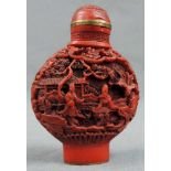 Schnupftabakfläschchen, Rotlack, China, alt. 7,5 cm. Löffel, wohl aus Bein. Snuff bottle. Red