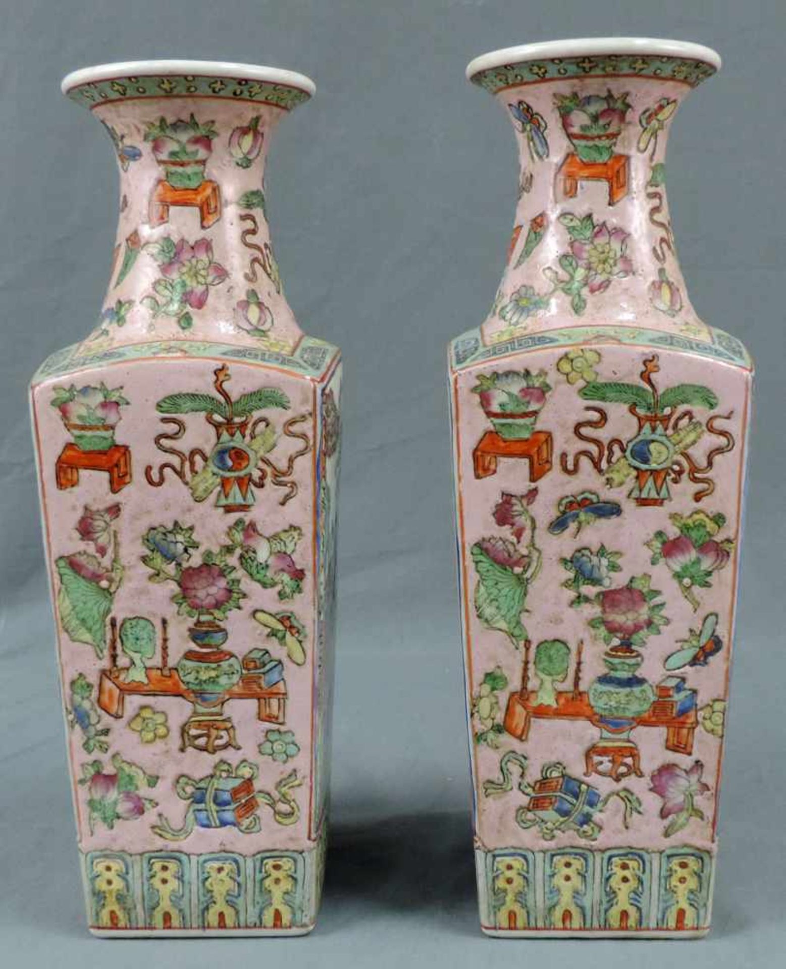 Paar Vasen. China / Japan. Guangxu Nian Zhi Marke. 36 cm hoch. Porzellan. Pair of vases. China / - Image 2 of 4