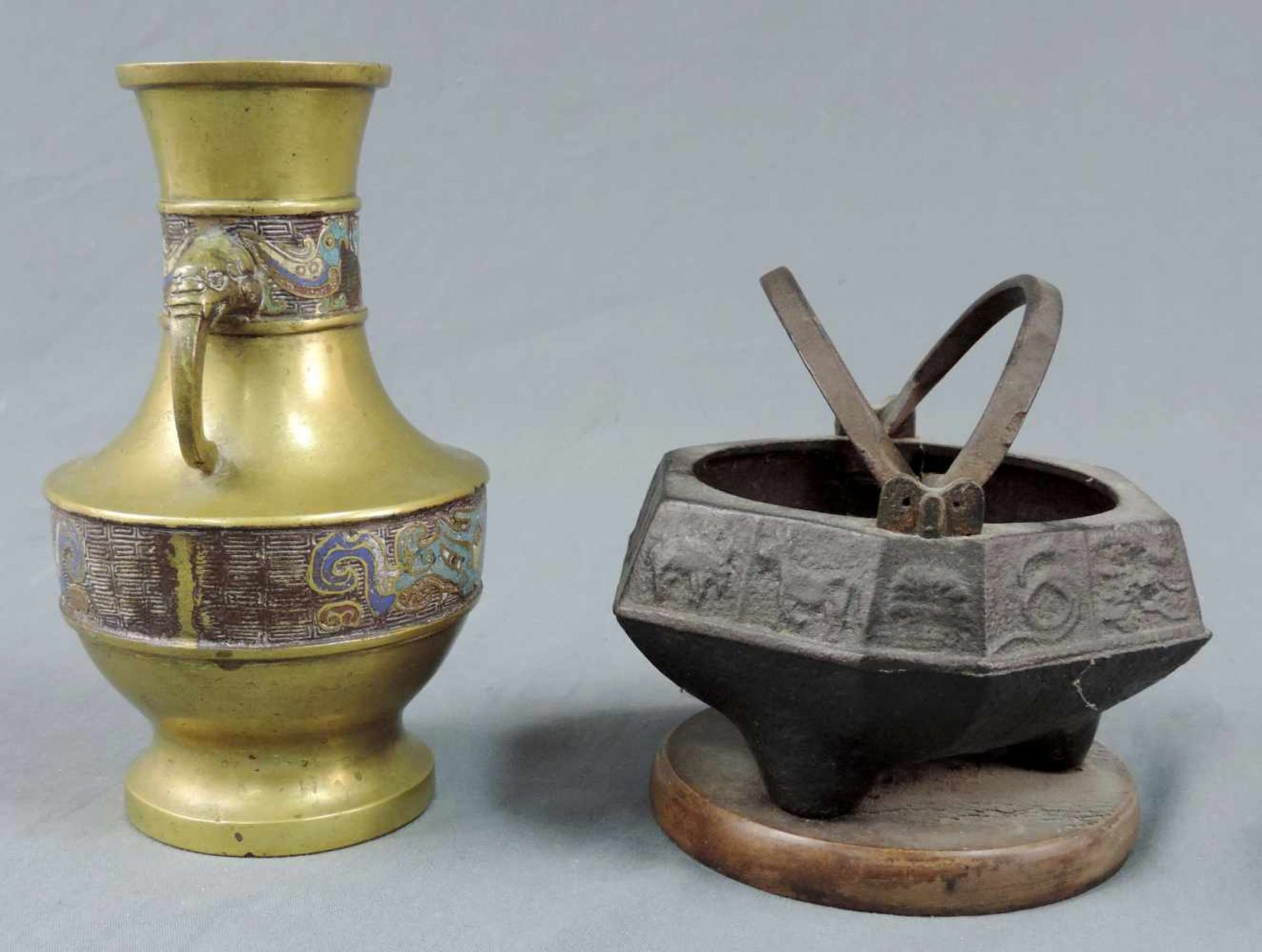 Weihrauchbrenner Gusseisen. Henkelvase Messing / Bronze mit Claisonne. China / Japan / Korea. Bis 22 - Bild 2 aus 4