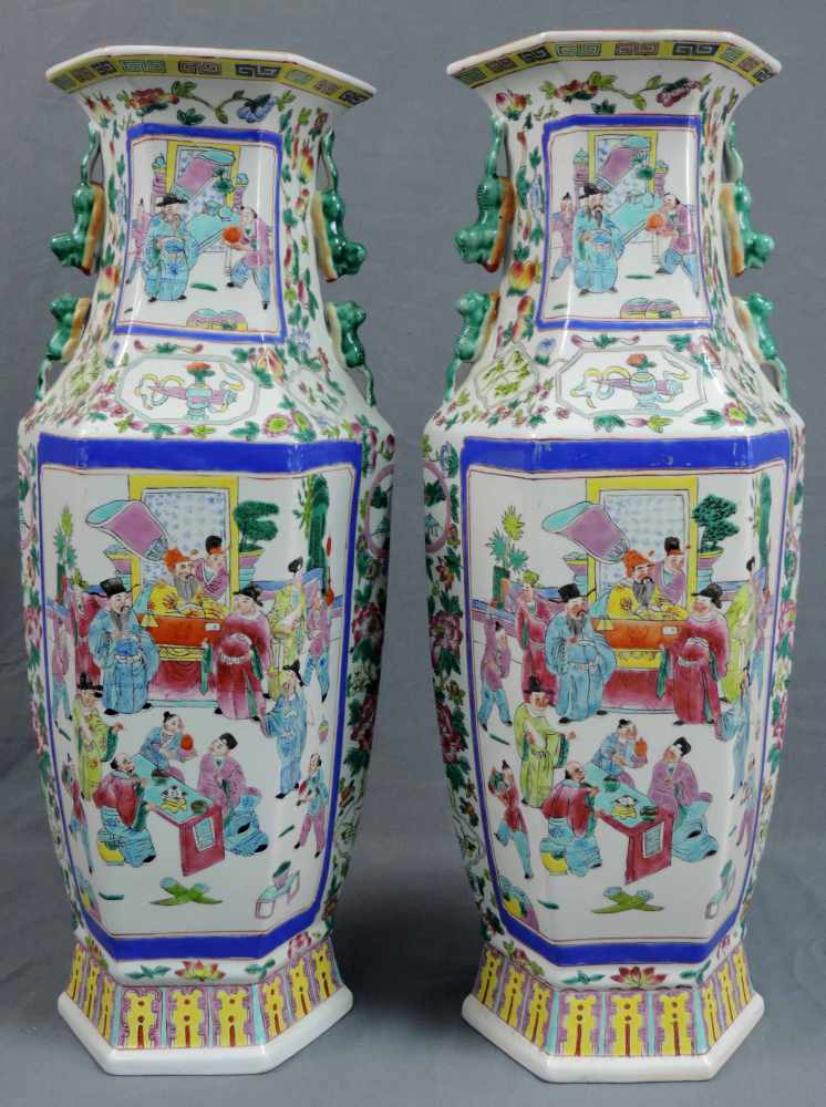 Vasenpaar mit Gerichtsmotiv, China. Bis 60,5 cm hoch. Pair of vases with court motif, China. Up to - Image 3 of 6