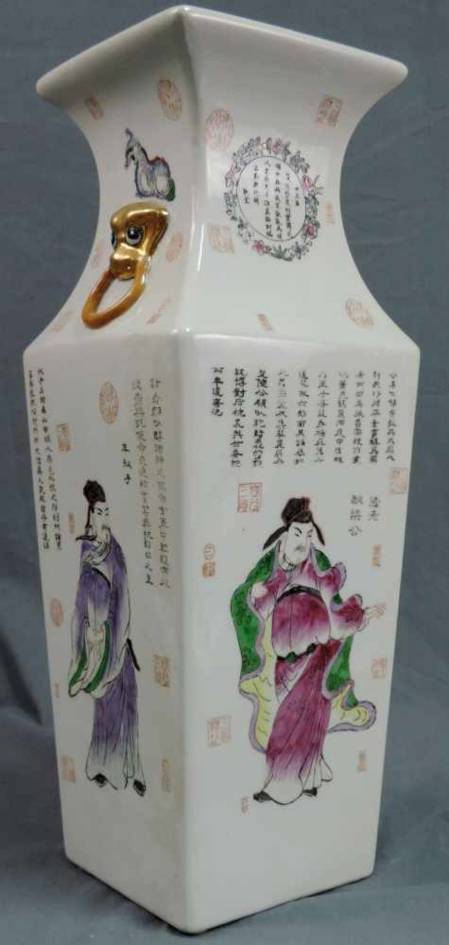 Vase China. Da Qing Qianlong Nian Zhi- Marke. 20. Jahrhundert. 48,5 cm hoch. Vase China. Da Qing - Image 3 of 7
