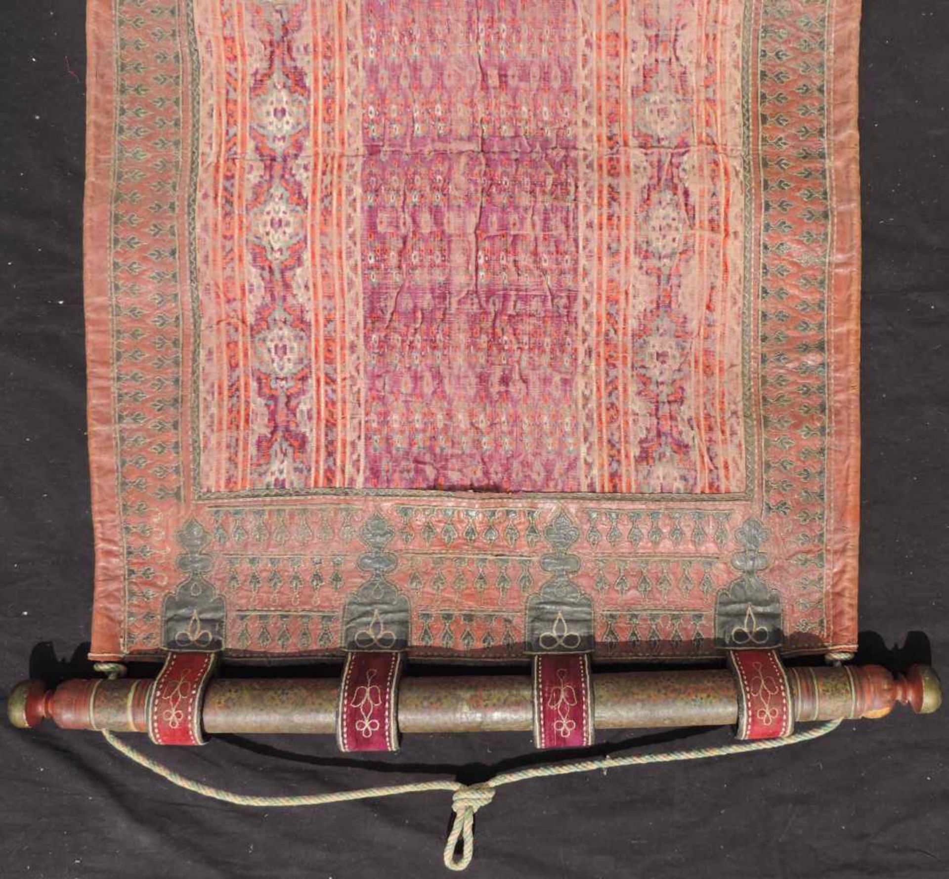 Baby-Wiege, Kirman, Persien. Iran, antik um 1880. 124 cm x 103 cm. Handgewebt. Seidenbrokat. - Bild 5 aus 6