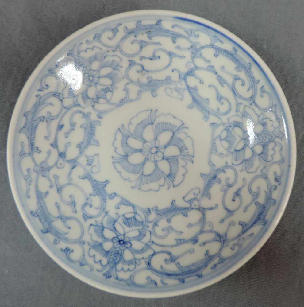 Deckeldose und zwei Teller, China, alt. Qing. Blau - Weiß. Bis 15 cm. Porzellan. Box with lid and - Image 2 of 9