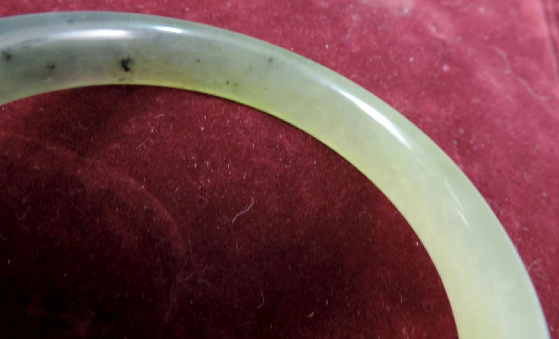 Jade Armreif. Innendurchmesser 62 mm. Außendurchmesser 78 mm. 40,6 Gramm. Jade bracelet. Internal - Bild 4 aus 4