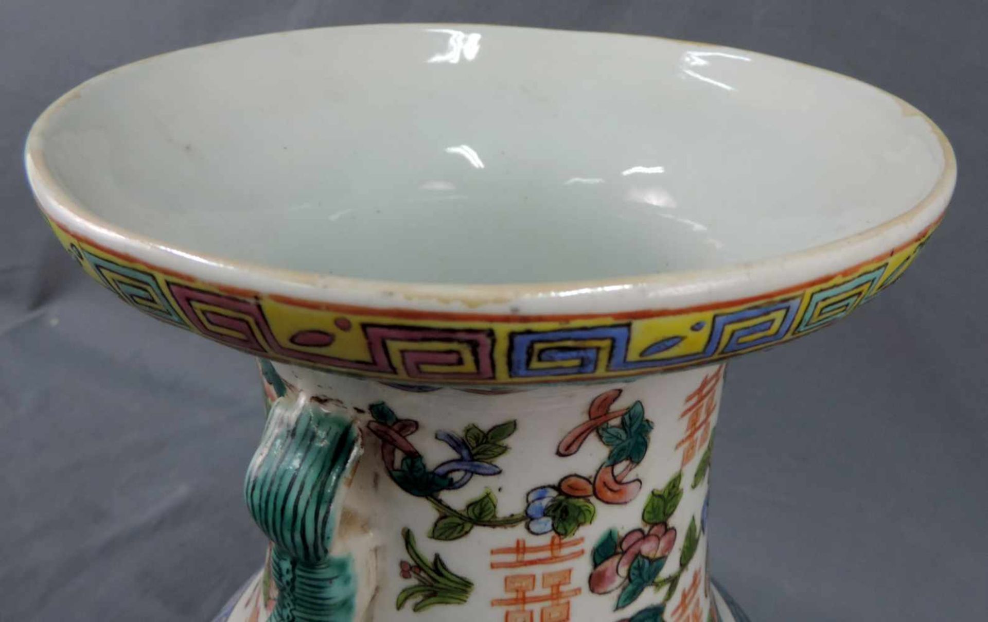 Vase China. Wohl Republik. 46 cm hoch. Porzellan. Vase China. Probably Republic. 46 cm high. - Bild 3 aus 7