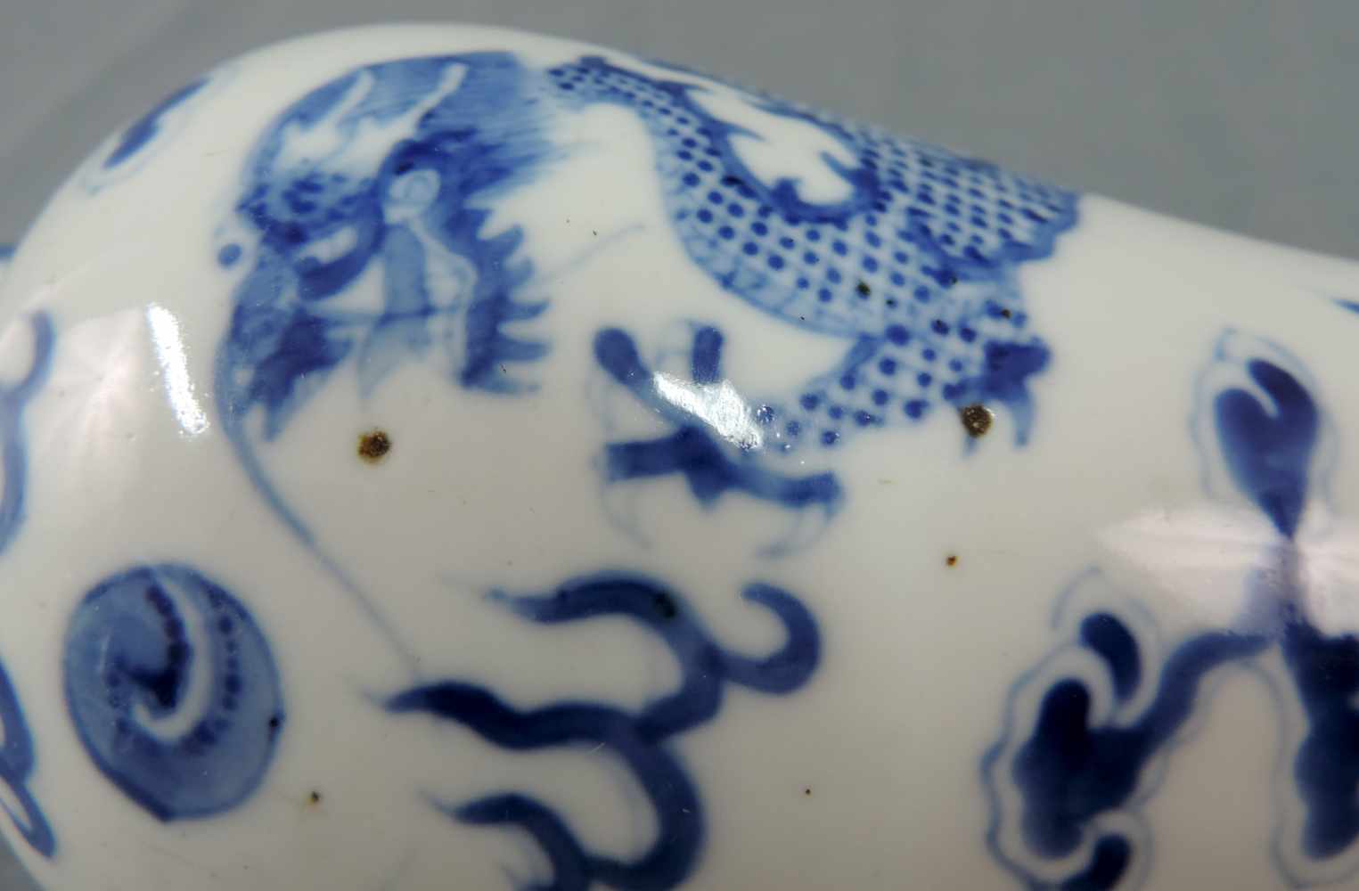 Vase China. Blau - Weiß Porzellan. Mit imperialen Drachen, 4 Klauen. Kangxi Nian Zhi Marke. Qing - Image 7 of 7